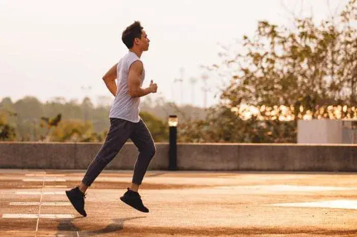 نقش ورزش صبحگاهی در افزایش انرژی ذهنی در طول روز